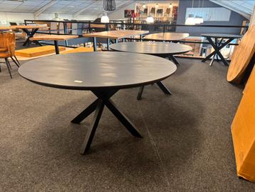 Zwarte ronde tafels van acacia hout 130 en 140cm nu 100,- beschikbaar voor biedingen