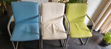 Eettafel stoelen en bankje beschikbaar voor biedingen