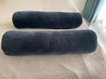 2 zwart velours rolkussens beschikbaar voor biedingen