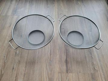 Twee grote zeven met 2 handvatten beschikbaar voor biedingen