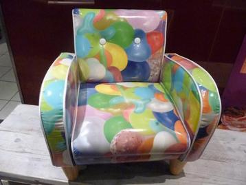 AFGEPRIJSD: Nieuw kinder fauteuil stoel met ballon opdruk. beschikbaar voor biedingen