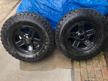 2 Wielen met AT2 grabbers banden tbv Landrover Defender beschikbaar voor biedingen