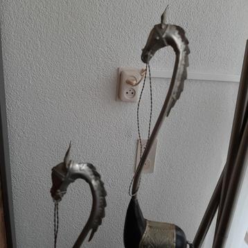Houten paardjes met ijzer en messing details beschikbaar voor biedingen