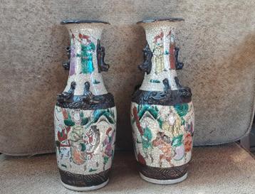 Twee Chinese vazen met decoratie beschikbaar voor biedingen