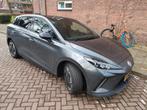 MG4 64kWh Luxury 204pk 2023 Grijs, Auto's, USB, Achterwielaandrijving, 24 min, Leder en Stof
