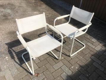 Twee witte buis frame stoelen vintage beschikbaar voor biedingen