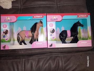 SCHLEICH PAARDEN MET ACCESSOIRES  NIEUW NOOIT OPENGEWEEST  beschikbaar voor biedingen