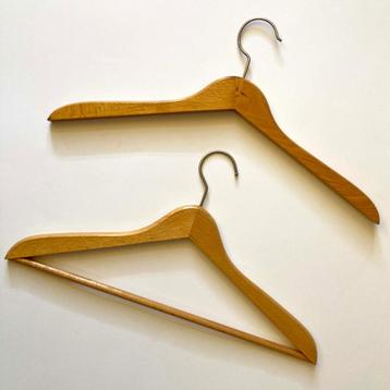 2 houten kleerhangers, plat, beide anders beschikbaar voor biedingen