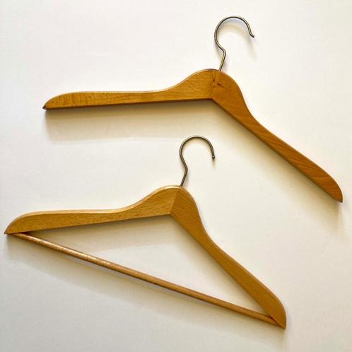 2 houten kleerhangers, plat, beide anders, Antiek en Kunst, Curiosa en Brocante, Ophalen of Verzenden