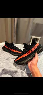 Yeezy boost 350 V2 ‘red stripe’ maat EU42 US8,5, Kleding | Heren, Schoenen, Zwart, Ophalen of Verzenden, Yeezy Boost 350 V2, Sneakers of Gympen