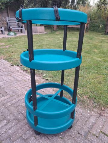 Handig van kunststof op wieltjes. beschikbaar voor biedingen