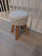 Schattig houten krukje met zachte zitting, Ophalen of Verzenden