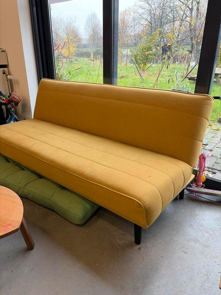 Made . Com Slaapbank - Geel, Huis en Inrichting, Banken | Sofa's en Chaises Longues, Gebruikt, Tweepersoons, 150 tot 200 cm, Minder dan 75 cm