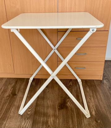 Opvouwbare tafel beschikbaar voor biedingen