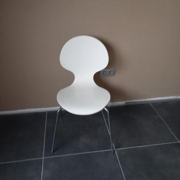 vlinderstoelen 4 stuks witte zit met chroom poten beschikbaar voor biedingen