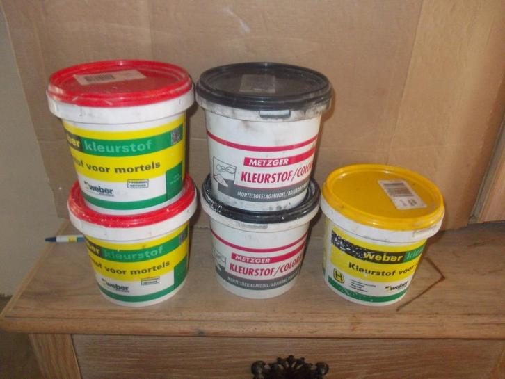 Te koop 5 emmers  kleurstof voor mortel of andere doelen, Doe-het-zelf en Verbouw, Metselstenen, Zo goed als nieuw, Overige typen