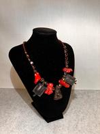 Amulet ketting met meditatieve figuur, leer en koraal,  49cm, Overige materialen, Gebruikt, Overige kleuren, Verzenden