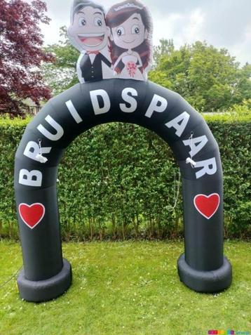 Opblaasboog Bruidspaar 3,5 mtr via skytubes shop  beschikbaar voor biedingen