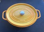 Staub - Knalgele ovale kookpot, Huis en Inrichting, Keuken | Potten en Pannen, Gebruikt, Gietijzer, Ophalen of Verzenden, Keramische plaat