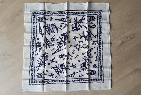 sjaaltje / bandana 50 x 50 cm. creme, Kleding | Dames, Mutsen, Sjaals en Handschoenen, Zo goed als nieuw, Sjaal, Ophalen of Verzenden