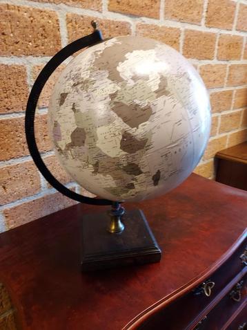 Antiekstijl globe op houten voet. beschikbaar voor biedingen