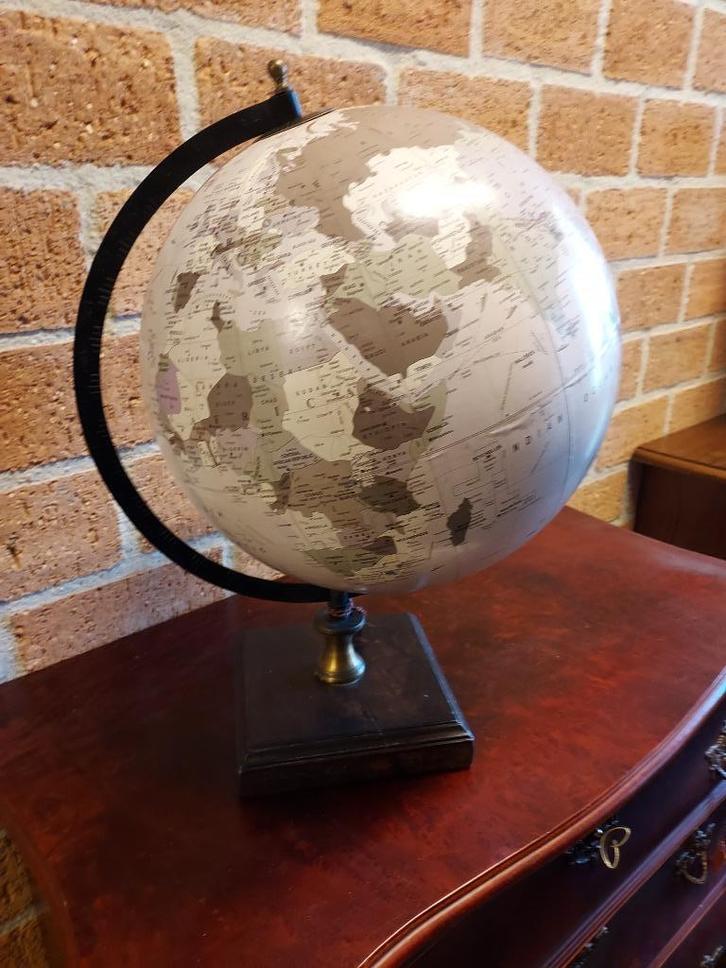 Antiekstijl globe op houten voet., Antiek en Kunst, Antiek | Kantoor en Zakelijk, Verzenden