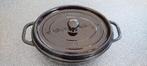 Le cocotte Staub pan 29cm ovaal, Huis en Inrichting, Keuken | Potten en Pannen, Ophalen of Verzenden, Zo goed als nieuw, Gietijzer