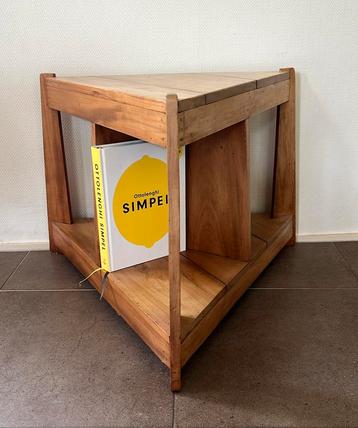 Grote variant houten handgemaakt bijzettafel opbergtafeltje beschikbaar voor biedingen