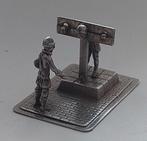 Zilver groot miniatuur.. man aan schandpaal., Ophalen, Zilver