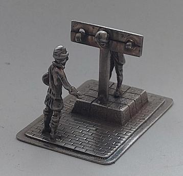 Zilver groot miniatuur.. man aan schandpaal. beschikbaar voor biedingen