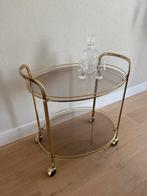 Vintage gouden drankkar op wielen, messing look met rookglas, Huis en Inrichting, Tafels | Bijzettafels, Gebruikt, Metaal of Aluminium