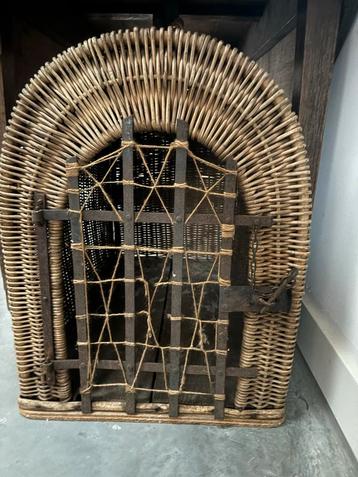 Oude Riet Hondenmand met Metalen Deur beschikbaar voor biedingen