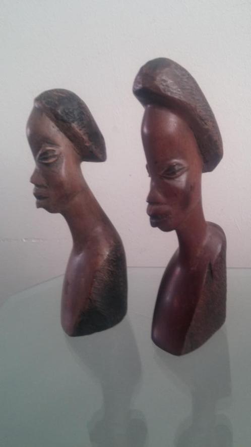 Twee inheemse sculpturen, hardhouten bustes van vrouw en man, Antiek en Kunst, Kunst | Beelden en Houtsnijwerken, Ophalen of Verzenden