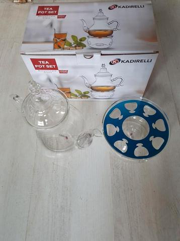 Glazen theepot set beschikbaar voor biedingen