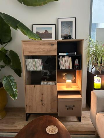 Mooie houten kast met zwarte accenten beschikbaar voor biedingen