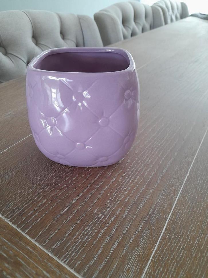 Bijna gratis zgan Landelijke lila bloempotje chesterfield, Huis en Inrichting, Woonaccessoires | Overige, Nieuw, Ophalen