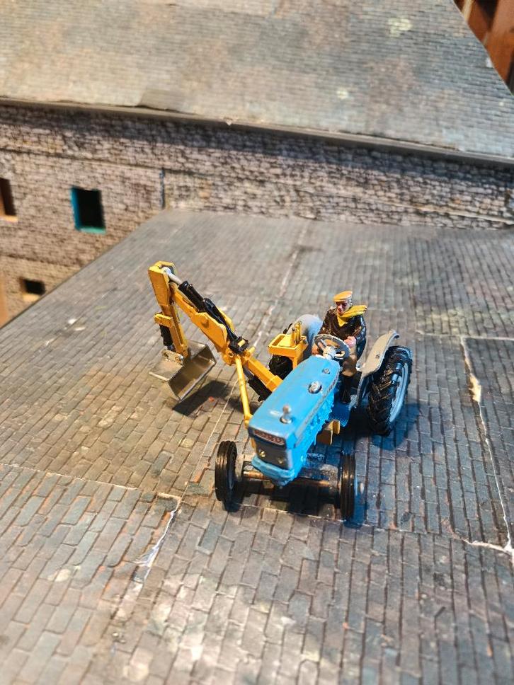 Ford 5000 Corgi met zijgraafmachine en chauffeur, Hobby en Vrije tijd, Modelauto's | 1:32, Gebruikt, Tractor of Landbouw, Corgi