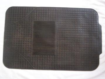 1× MAT Rubber rechthoekig 42 x 65½ cm. Dik (<) 3 mm. Automat beschikbaar voor biedingen