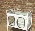 oude vitrinekast , medicijnkast uit ziekenhuis vitrine kast, Ophalen