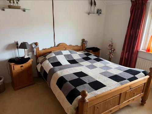 Tweepersoons grenen bed met 2 nachtkastjes, Huis en Inrichting, Slaapkamer | Complete slaapkamers, Zo goed als nieuw, Tweepersoons
