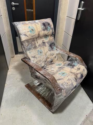 Comfortabele houten schommelstoel met kussen beschikbaar voor biedingen