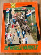 DE WERELD WANDELT 75e Vierdaagse Nijmegen, Boeken, Overige sporten, Diverse schrijvers, Ophalen, Gelezen