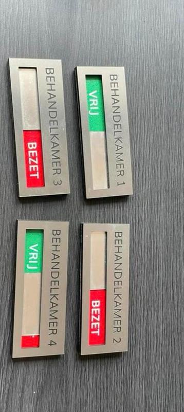 Behandelkamer bordjes beschikbaar voor biedingen