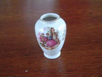 Gaaf klein rococo vaasje Hoogte ca 6 cm beschikbaar voor biedingen