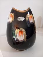 Vintage vaas van het merk Jasba

Hoogte 16 cm.West-Germany, Antiek en Kunst, Antiek | Vazen, Ophalen of Verzenden