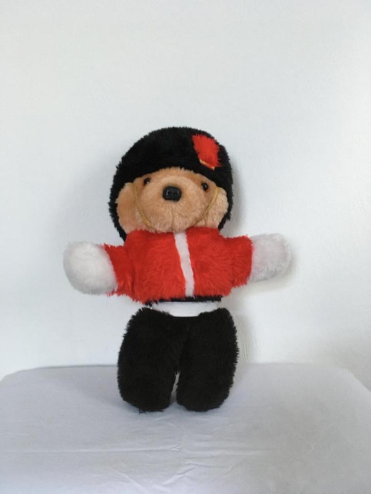 Engelse Parketwachter Beer, Kinderen en Baby's, Speelgoed | Knuffels en Pluche, Zo goed als nieuw, Beer, Ophalen of Verzenden