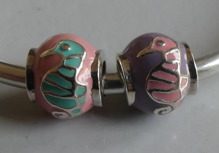 2 GEKLEURDE ZILVEREN ZEEPAARDJES  **nieuw** samen €5,00, Sieraden, Tassen en Uiterlijk, Bedels, Nieuw, Overige merken, Zilver
