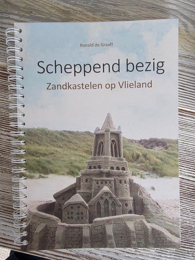 Scheppend bezig - Zandkastelen op Vlieland, Boeken, Geschiedenis | Stad en Regio, Ophalen of Verzenden, Zo goed als nieuw