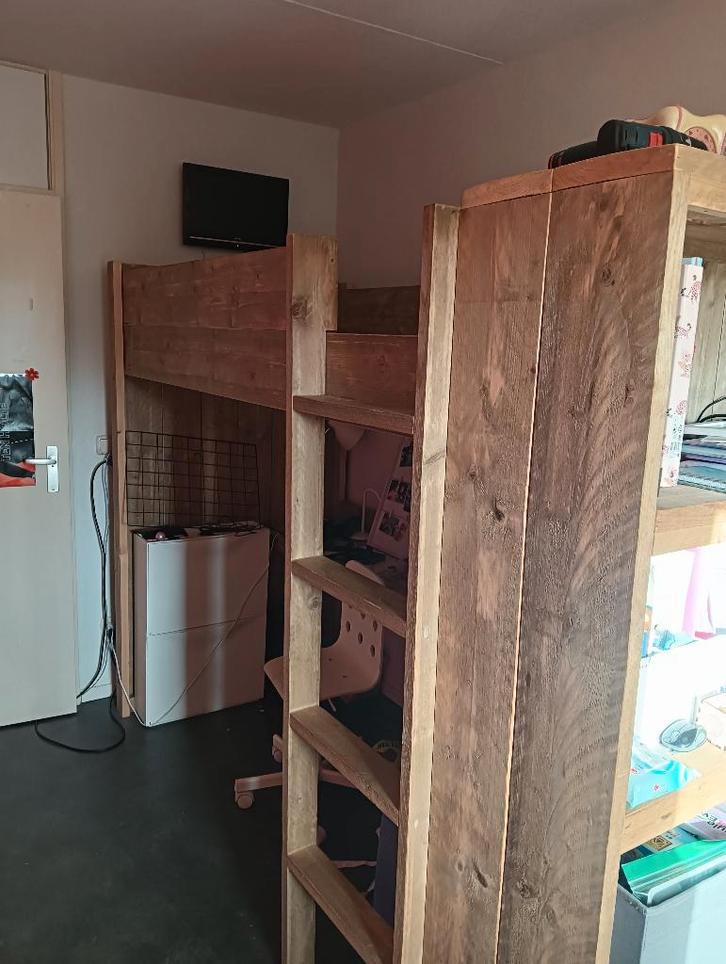 Steigerhouten hoogslaper met bureau en kledingkast, Kinderen en Baby's, Kinderkamer | Stapelbedden en Hoogslapers, Zo goed als nieuw