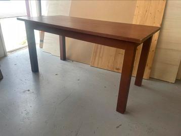 Grote stevige tafel beschikbaar voor biedingen
